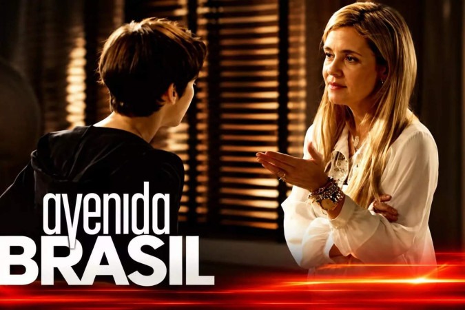 Carminha invade apartamento de Rita após descobrir romance secreto com Jorginho em Avenida Brasil -  (crédito: Obeservatório da TV)