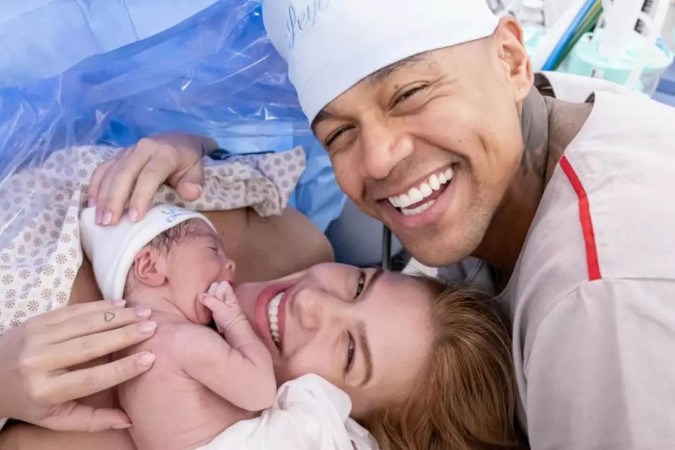 Lore Improta e Léo Santana revelam rosto do filho recém-nascido e emocionam fãs com fotos do parto -  (crédito: Observatório dos Famosos)