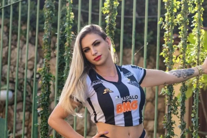 Musa do Atlético Mineiro exibe tatuagem enorme em clique de fio-dental -  (crédito: Observatório dos Famosos)