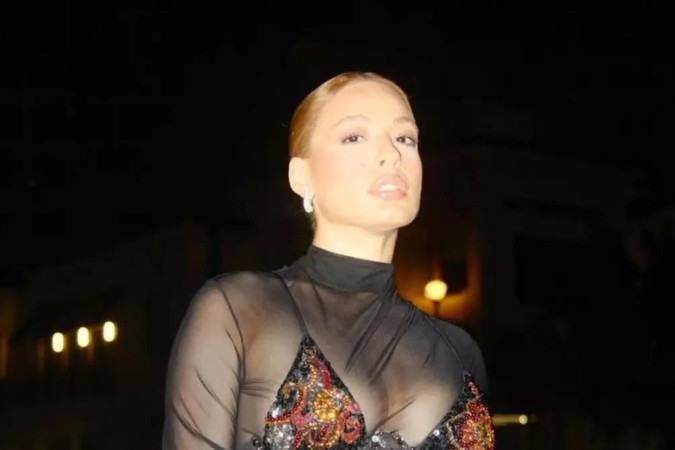 Beatriz Reis é barrada de bar em Miami por usar calcinha fio-dental e vestido transparente -  (crédito: Observatório dos Famosos)