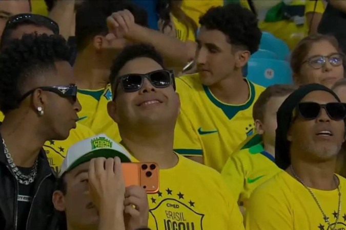 Sósias de Ronaldinho Gaúcho, Ronaldo Fenômeno e Vini Jr. roubam a cena em jogo do Brasil e viralizam nas redes sociais -  (crédito: Observatório dos Famosos)