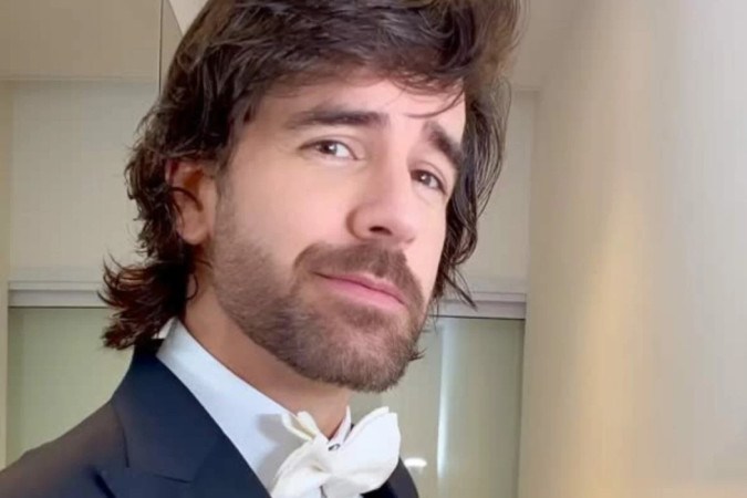 Marcos Pitombo surge enrolado na toalha e deixa web sem fôlego -  (crédito: Observatório dos Famosos)