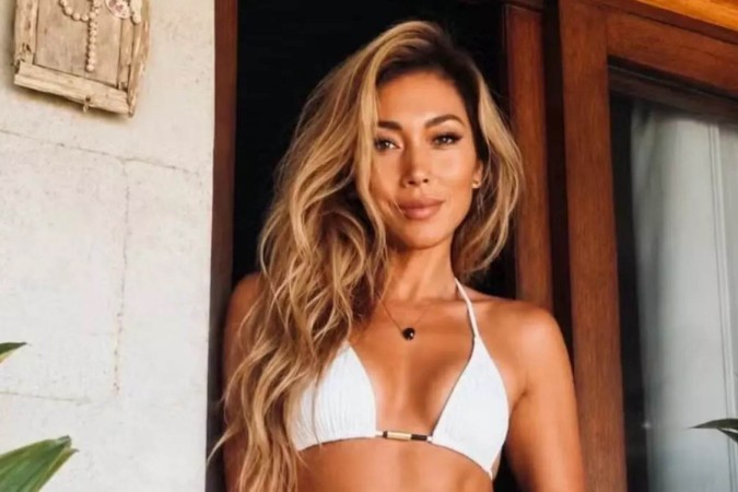 Aos 48 anos, Danni Suzuki posa de biquíni branco e rouba a cena com sua beleza -  (crédito: Observatório dos Famosos)