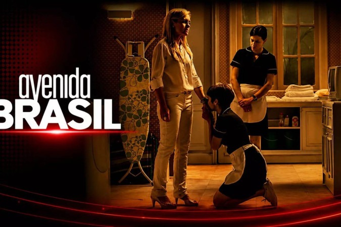 Avenida Brasil: Carminha descobre mentiras de Nina, liga cozinheira a Rita e a coloca para fora da mansão -  (crédito: Obeservatório da TV)