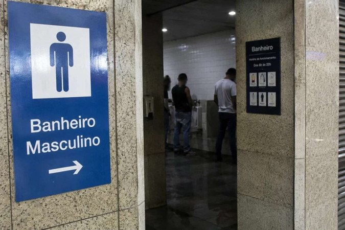Deputado propõe pena de até 5 anos de prisão para prática de “banheirão” em locais públicos -  (crédito: Observatório dos Famosos)