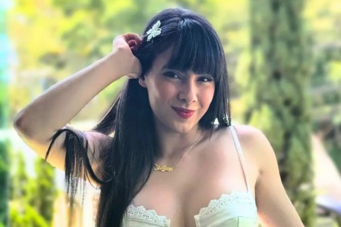 Juliana Bonde se exibe de minissaia e deixa escapar detalhe íntimo -  (crédito: Observatório dos Famosos)
