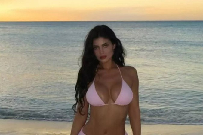 De biquíni rosa, Kylie Jenner rouba a cena ao exibir suas curvas definidas durante momento à beira-mar -  (crédito: Observatório dos Famosos)