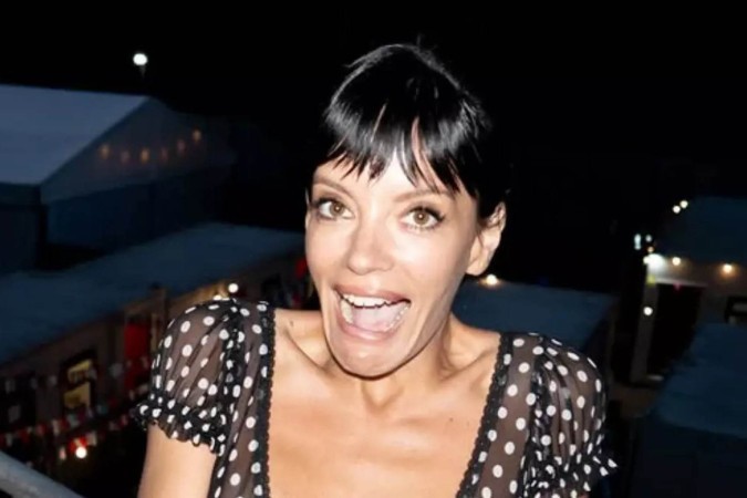 Lily Allen dispensa sutiã e chama atenção ao posar com look transparente em festival -  (crédito: Observatório dos Famosos)