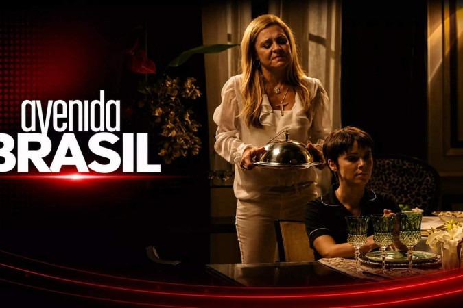 Avenida Brasil: Nina vira o jogo e transforma Carminha em sua empregada: “me serve vadia” -  (crédito: Obeservatório da TV)
