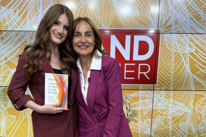 Márcia Faria Pádua leva seu primeiro livro à TV e presenteia Natália Luchesi -  (crédito: Observatório dos Famosos)