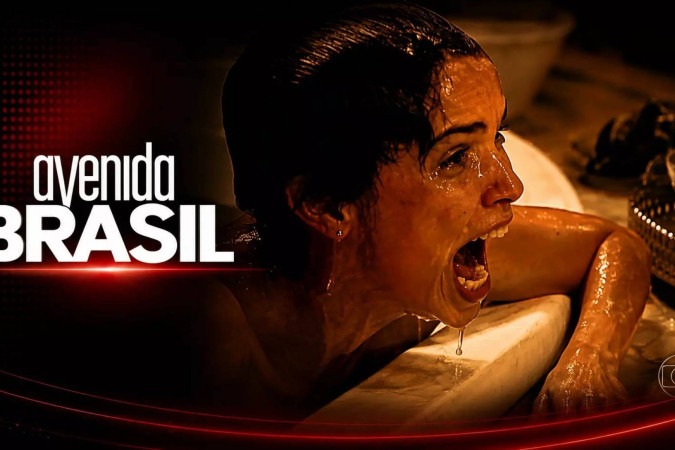 Avenida Brasil: Carminha surta, tenta matar Nina afogada e acaba sendo tratada como louca diante de Tufão -  (crédito: Obeservatório da TV)