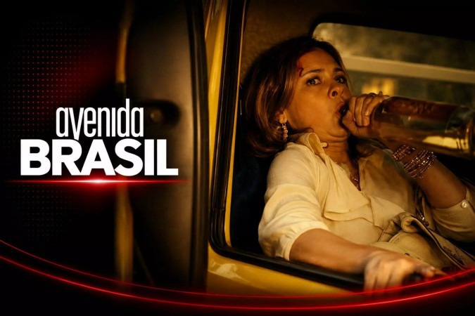 Avenida Brasil: Carminha surta diante da família, abandona a mansão e retorna embriagada ao lixão após ser traída por Max -  (crédito: Obeservatório da TV)