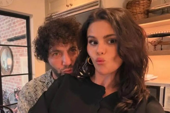 Selena Gomez compartilha foto de Benny Blanco beijando seu decote e divide opiniões nas redes sociais -  (crédito: Observatório dos Famosos)