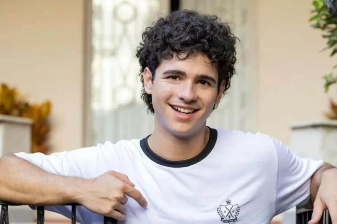 Gay na vida real, ator de Quem Ama Cuida relembra caso de homofobia que presenciou de perto e explica inspiração para personagem -  (crédito: Observatório dos Famosos)
