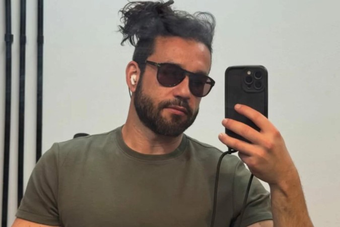 Sergio Marone exibe abdômen trincado em selfie explosiva -  (crédito: Observatório dos Famosos)