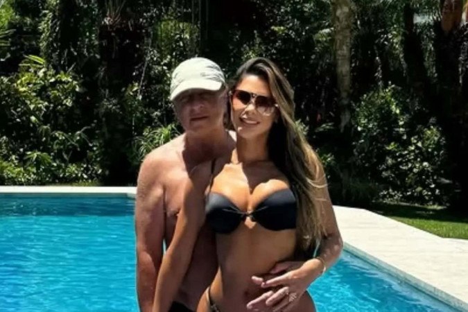 Após jantar romântico com ex-presidente da CBF, Clara Brasil surge só de roupão e exibe decote generoso -  (crédito: Observatório dos Famosos)