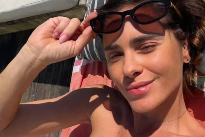 Carolina Dieckmann curte dias de descanso em Búzios e posa de biquíni à beira-mar -  (crédito: Observatório dos Famosos)