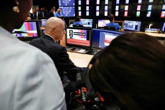Fifa é alvo de críticas de Globo e SBT por geração de imagens das Copa -  (crédito: Obeservatório da TV)