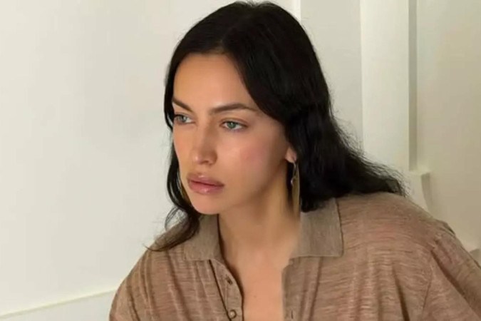 Irina Shayk, ex de Cristiano Ronaldo, posa de topless em ensaio ousado -  (crédito: Observatório dos Famosos)