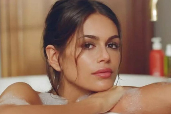 Kaia Gerber, filha de Cindy Crawford, surge nua em banheira e vídeo chama atenção -  (crédito: Observatório dos Famosos)