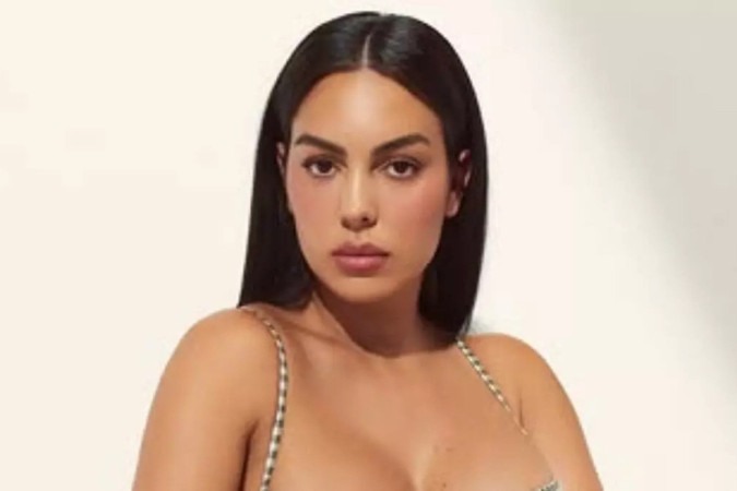 No clima do verão europeu, mulher de Cristiano Ronaldo surge de biquíni e exibe curvas poderosas -  (crédito: Observatório dos Famosos)