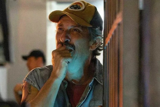 Juarez entra em desespero, ameaça tirar a própria vida e joga dinheiro para o alto em Por Você -  (crédito: Obeservatório da TV)
