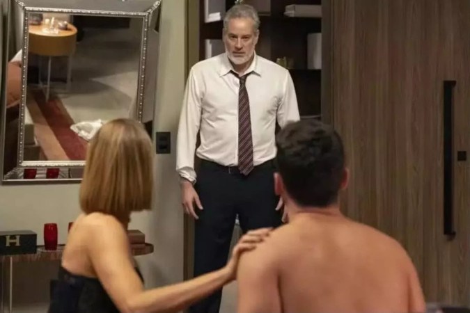 Adriana arma cilada e faz Ademir flagrar Dora com André em Quem Ama Cuida -  (crédito: Obeservatório da TV)