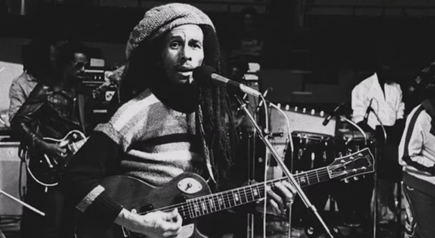 Em 1967, Bob  passou a compor mÃºsicas voltadas para temas sociais e espirituais. Simplificou o nome do grupo para Wailers. Bob ganhava projeÃ§Ã£o no Caribe com letras de paz, protesto e engajamento social que destoavam do rock da Ã©poca. 