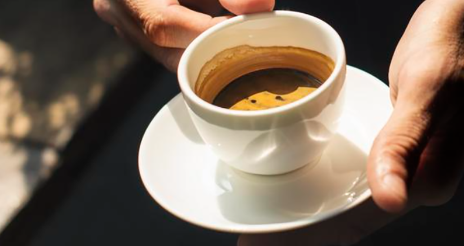 A cafeína, apesar de não ser prejudicial à saúde quando o consumo é moderado, consiste em um estimulante natural. Ela pode gerar uma sensação de bem-estar, mas para algumas pessoas pode causar agitação e agravar sintomas da ansiedade e gerar uma má resposta gástrica.