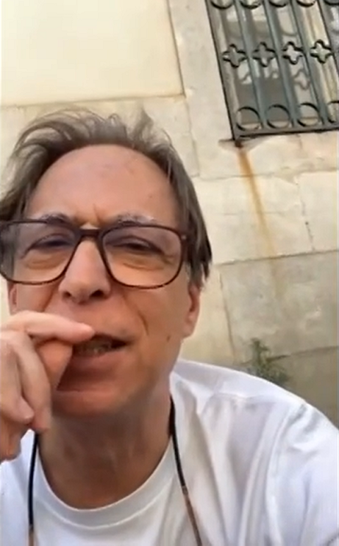 O artista disse que nÃ£o foi atendido porque a prestaÃ§Ã£o de assistÃªncia do consulado sÃ³ pode ser feita mediante agendamento. Ele afirmou que foi atÃ© xingado. 