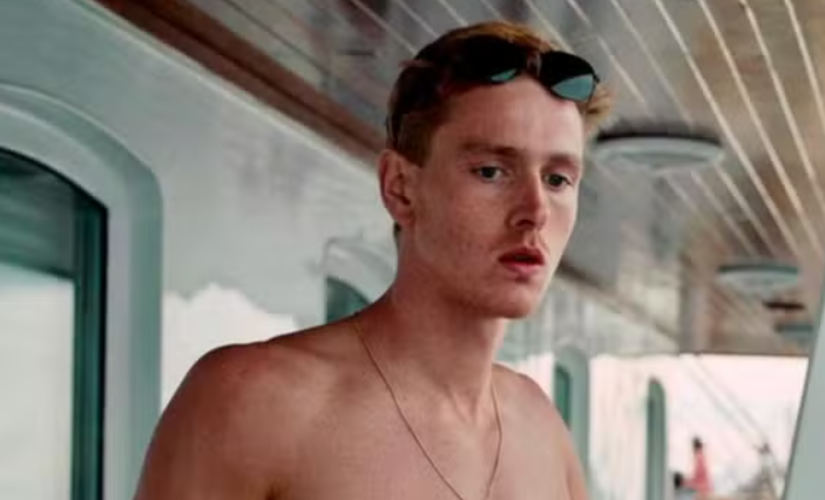 Nesse filme, ele interpreta Carl, um modelo que acompanha a namorada, Yaya, em um cruzeiro de luxo. Que, após um naufrágio, luta para se adaptar à nova dinâmica de poder na ilha.