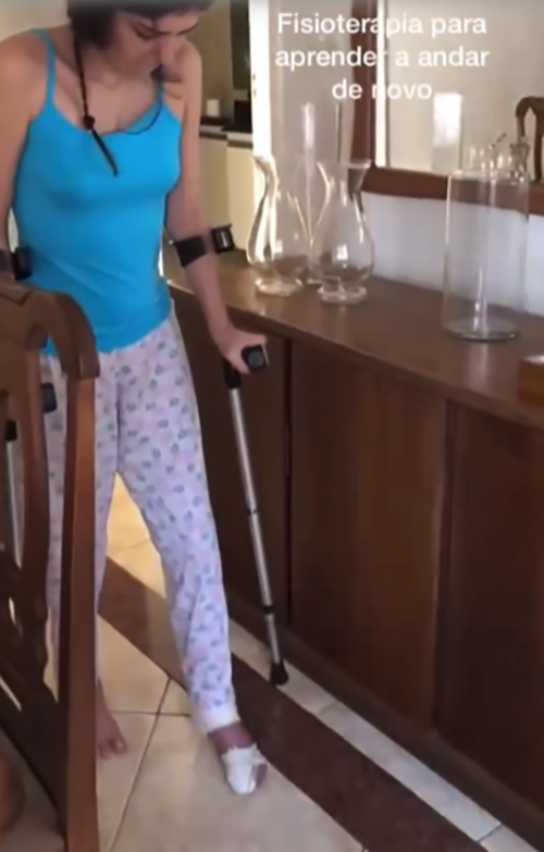 Ela passou a usar muletas até se sentir em condições de caminhar com firmeza.  Durante a recuperação, porém, seu pé esquerdo começou a necrosar. E aí começou mais uma batalha, para combater uma infecção no osso. 