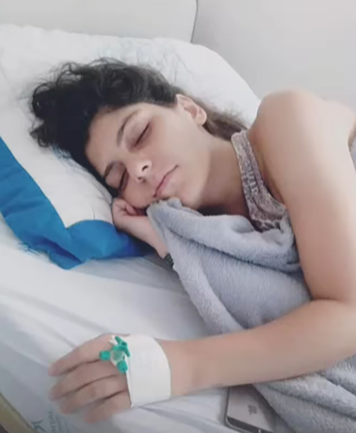 Após tratamento com transfusões de sangue, ela foi se recuperando, mas enfrentou muitas dificuldades, inclusive tendo que se alimentar por sonda. 